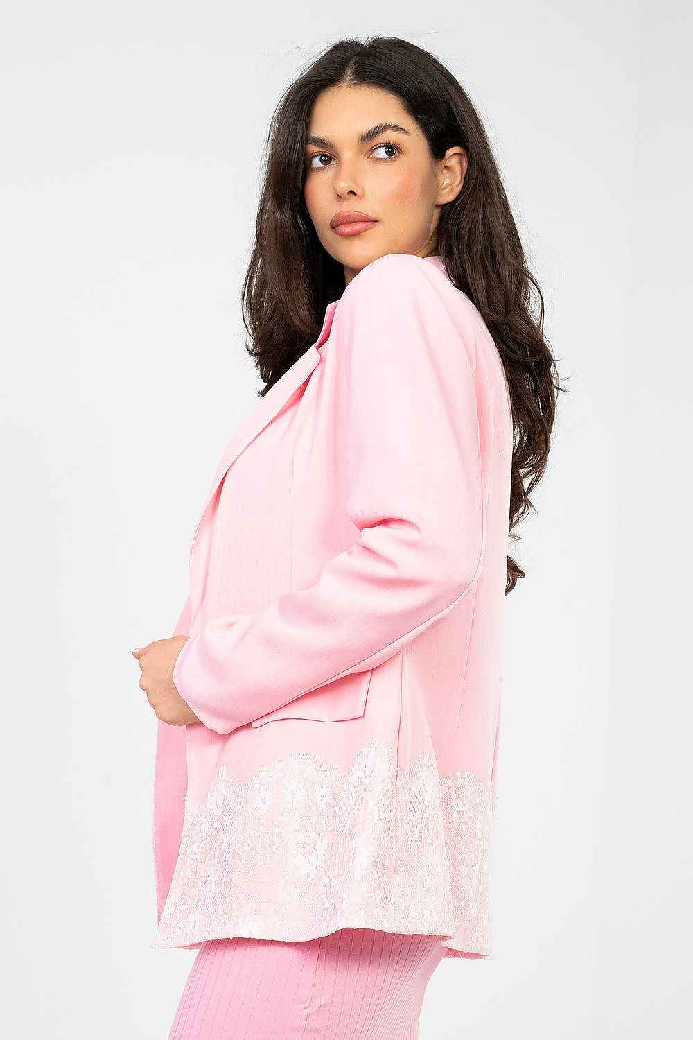 Blazer entallado para mujer con detalle de encaje blanco en el bajo, disponible en colores menta, rosa, azul, amarillo, lima, blanco y beige. 