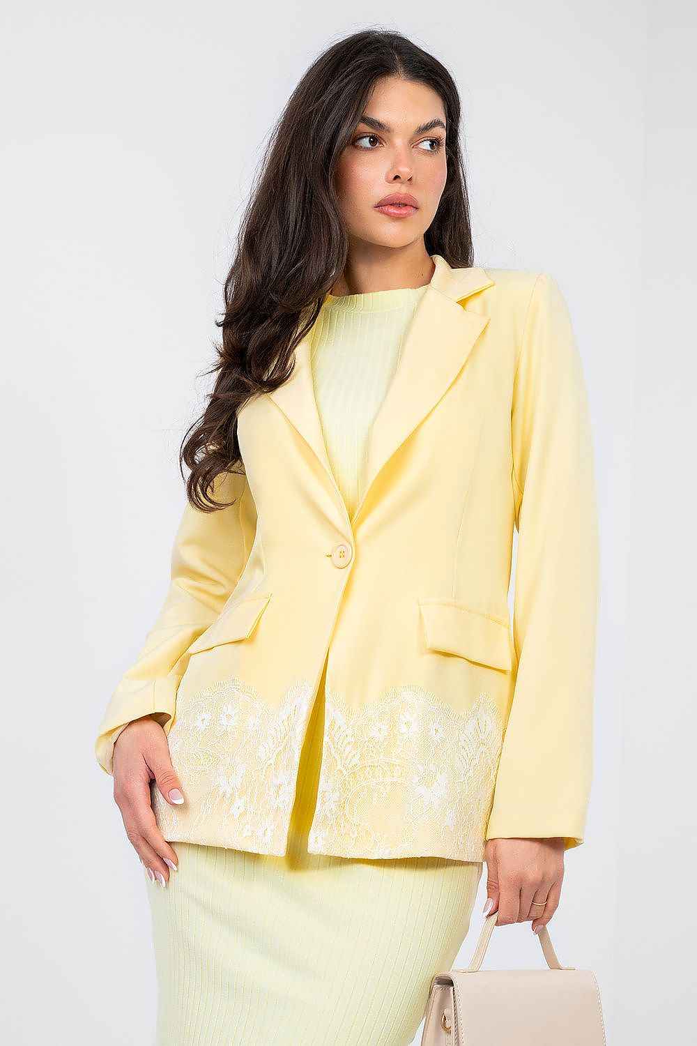 Blazer entallado para mujer con detalle de encaje blanco en el bajo, disponible en colores menta, rosa, azul, amarillo, lima, blanco y beige. 
