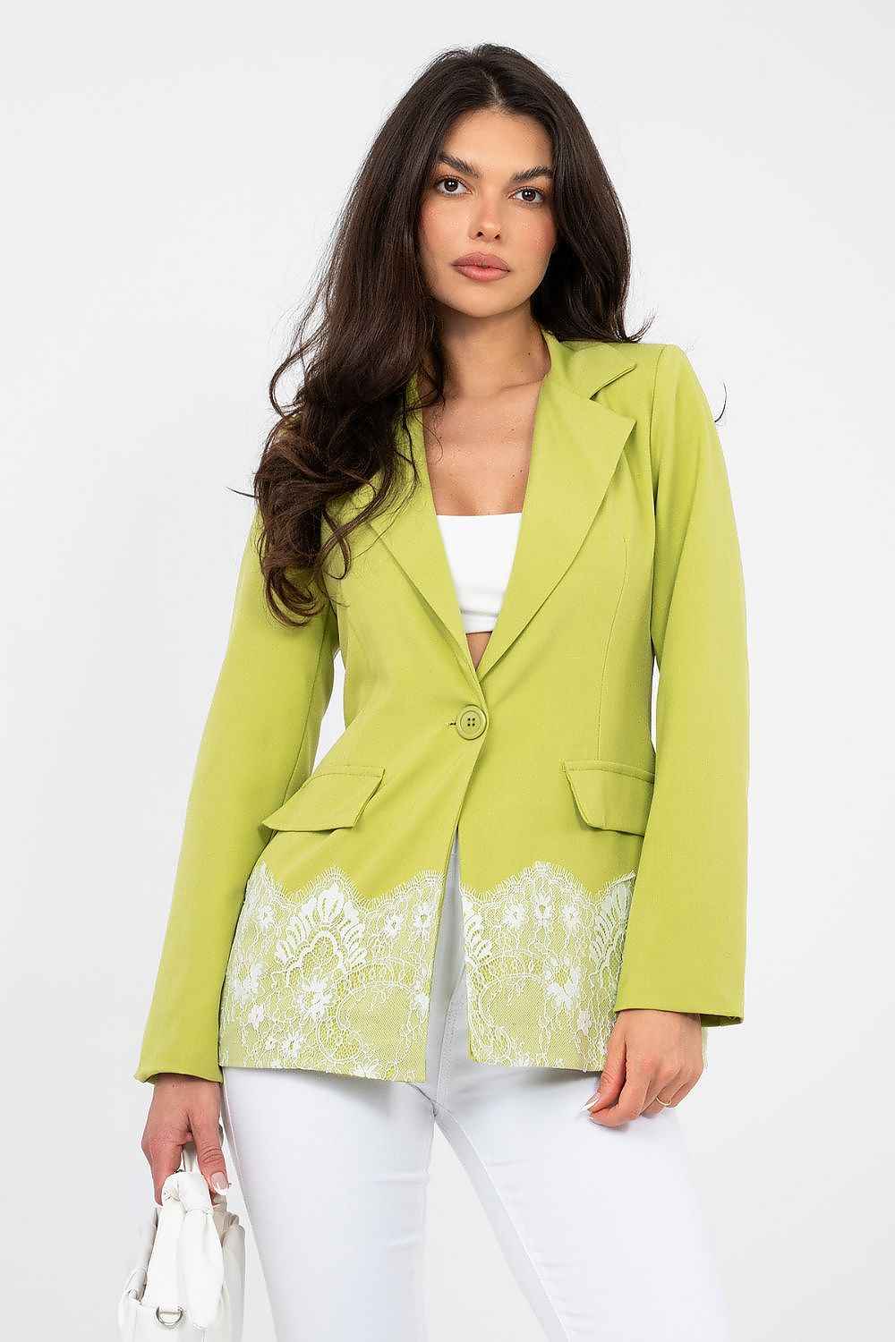 Blazer entallado para mujer con detalle de encaje blanco en el bajo, disponible en colores menta, rosa, azul, amarillo, lima, blanco y beige. 