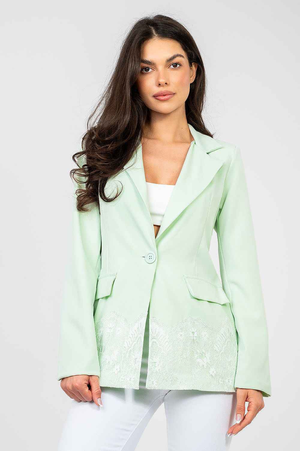 Blazer entallado para mujer con detalle de encaje blanco en el bajo, disponible en colores menta, rosa, azul, amarillo, lima, blanco y beige. 