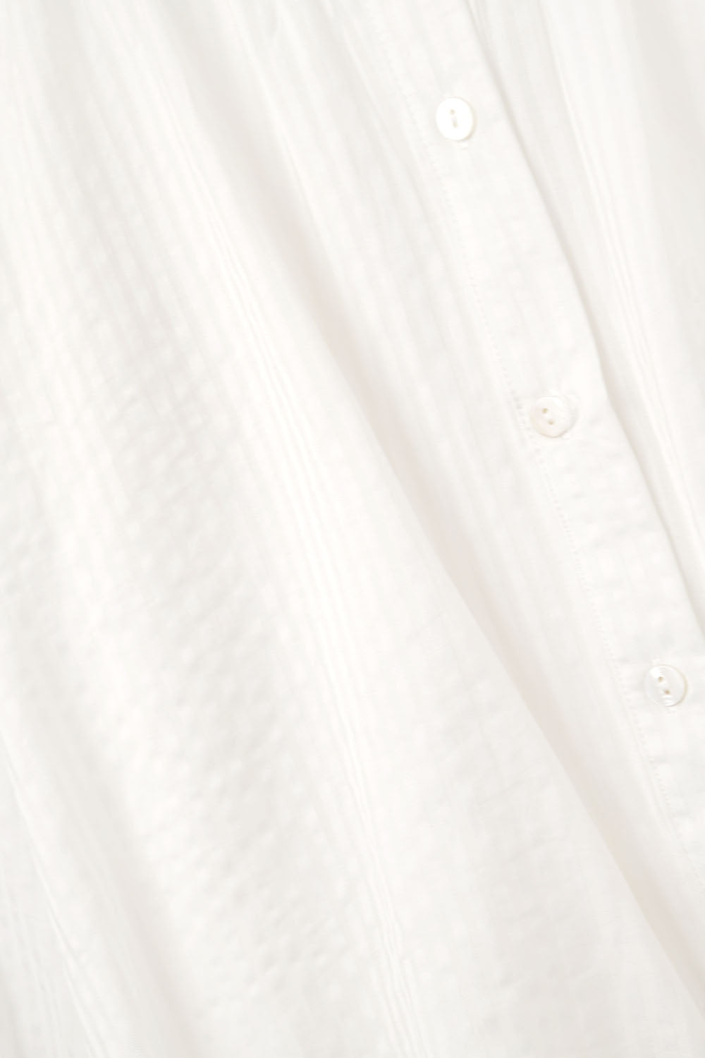 Blusa a rayas con mangas abullonadas en blanco