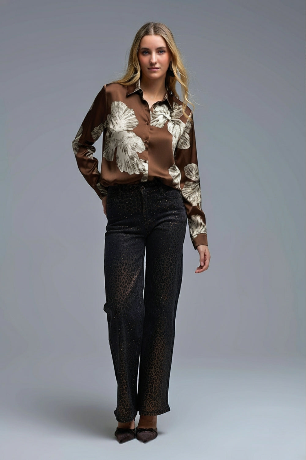 Blusa abotonada floral marrón en tejido satinado