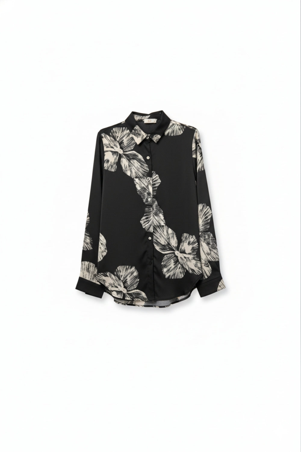 Blusa abotonada floral negra en tejido satinado
