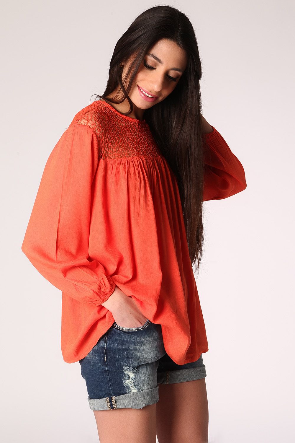 Blusa amplia con detalle de rejilla en color naranja