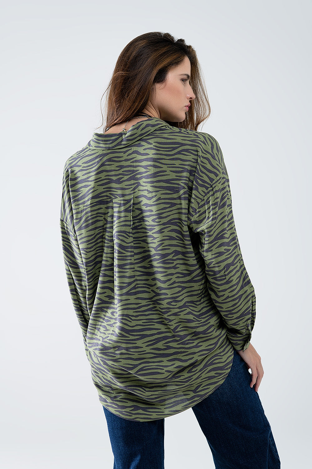 Vista trasera blusa verde estampado animal print algodón