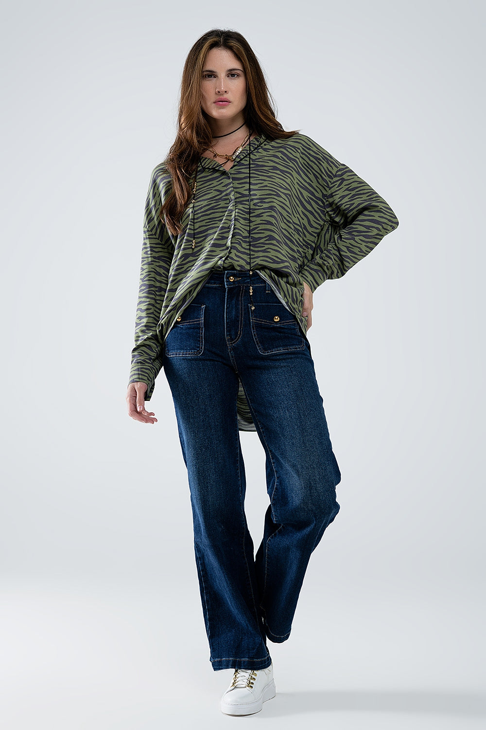 Blusa verde estampado animal combinada con jeans acampanados
