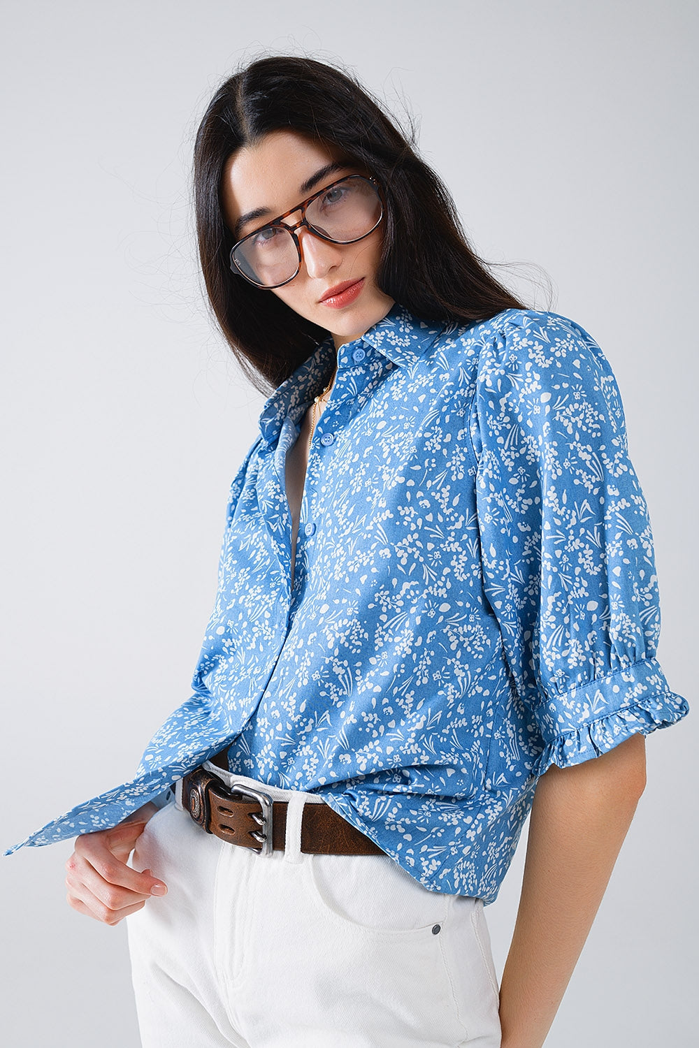 Blusa azul con diseño floral y mangas cortas