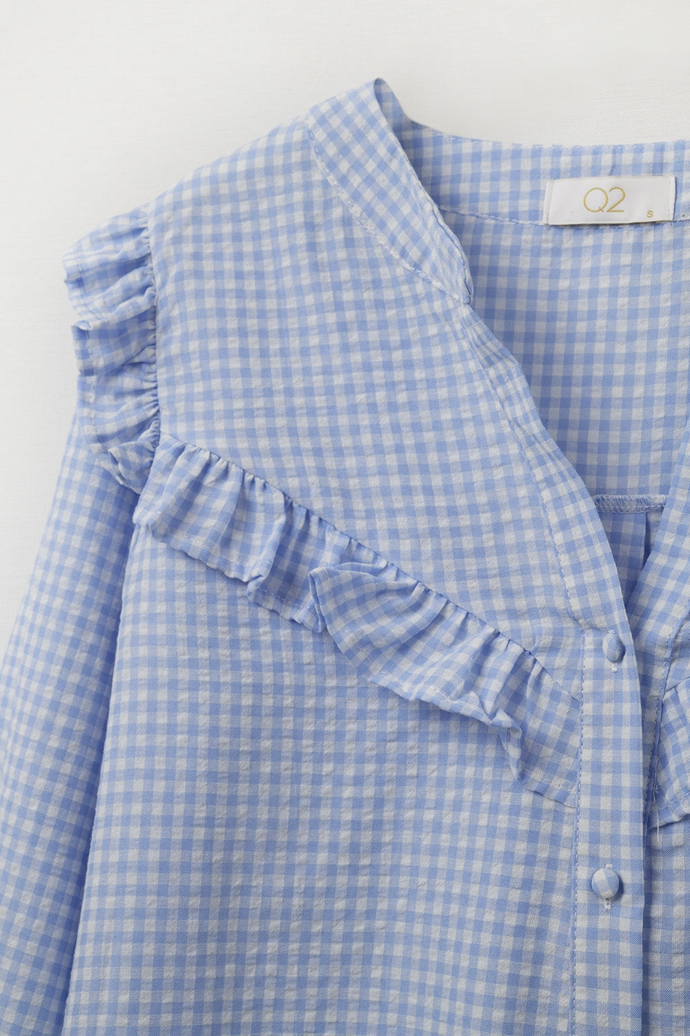 blusa azul con volantes