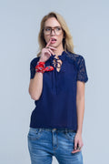 Blusa azul marino con encaje insertado