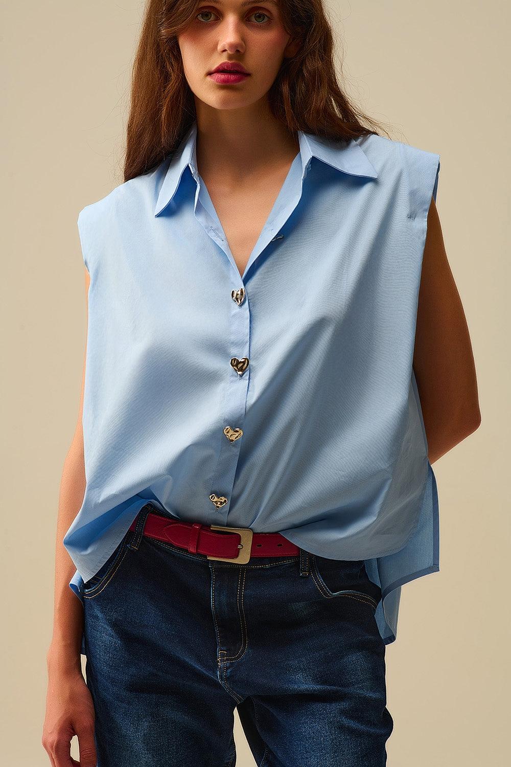 Q2 Blusa azul sin mangas con botones en forma de corazón