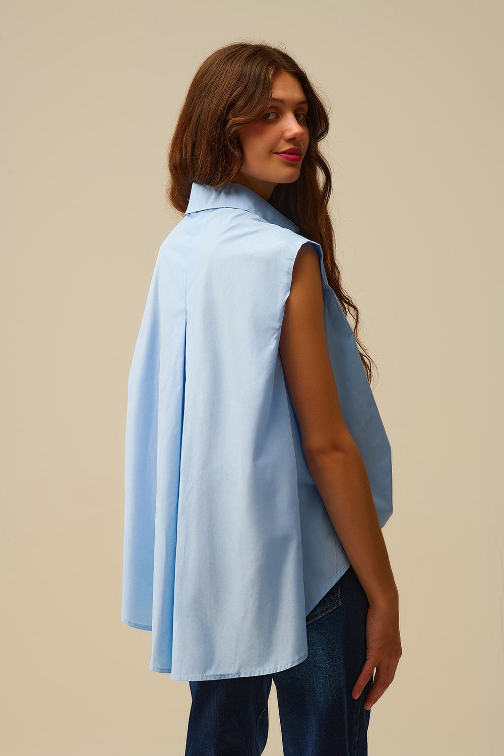 Blusa azul sin mangas con botones en forma de corazón