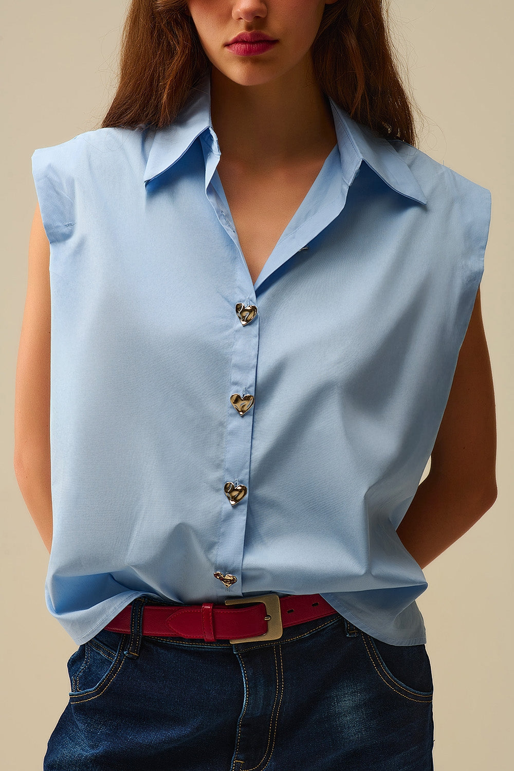 Blusa azul sin mangas con botones en forma de corazón