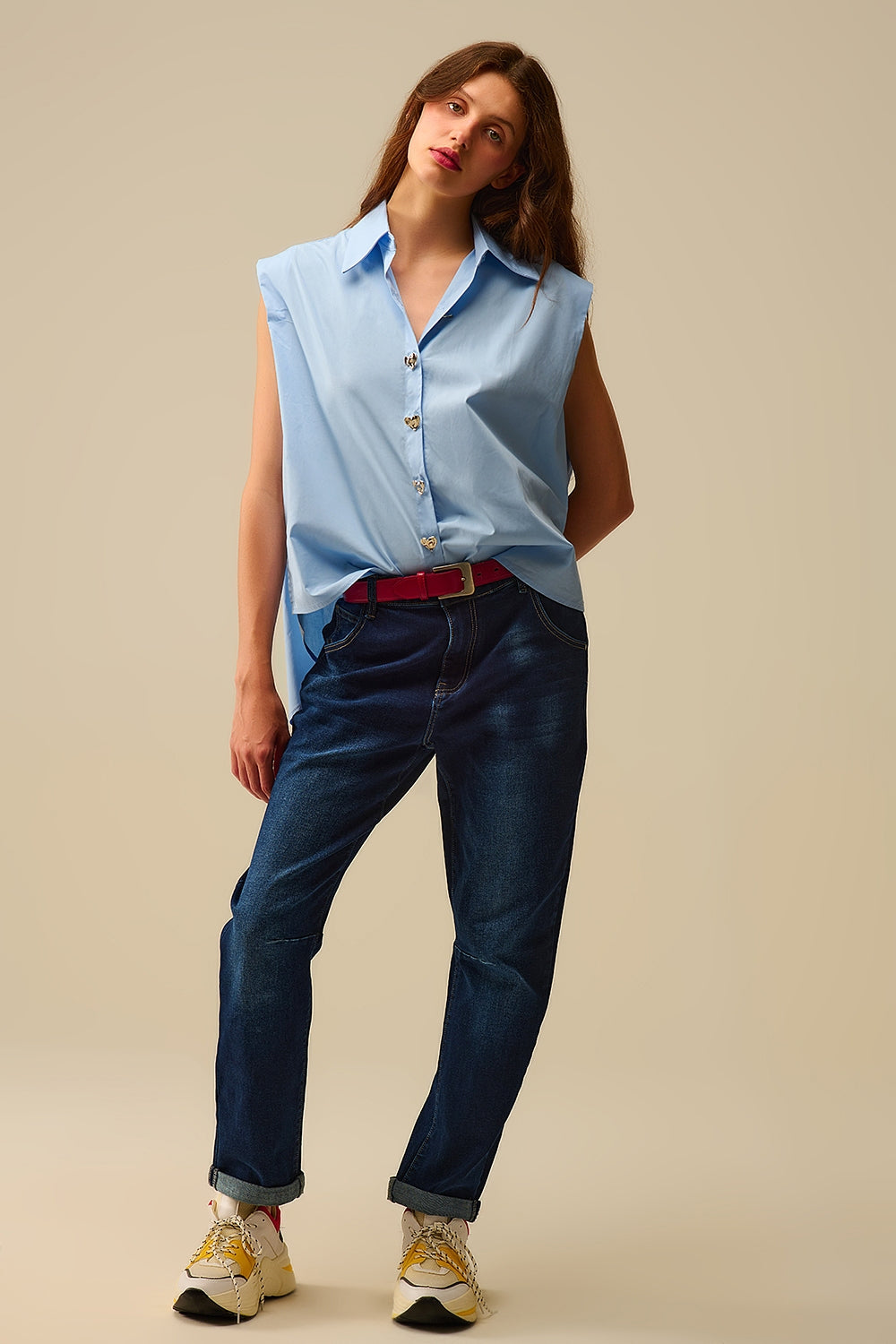 Blusa azul sin mangas con botones en forma de corazón