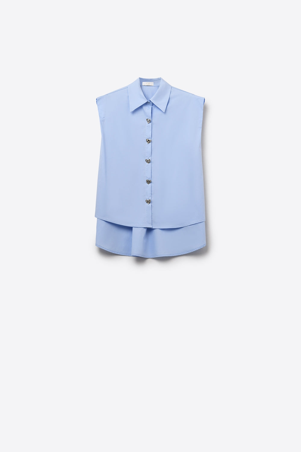 Blusa azul sin mangas con botones en forma de corazón