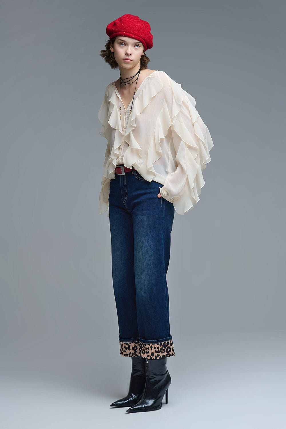 Blusa beige con cuello en V y volante integral