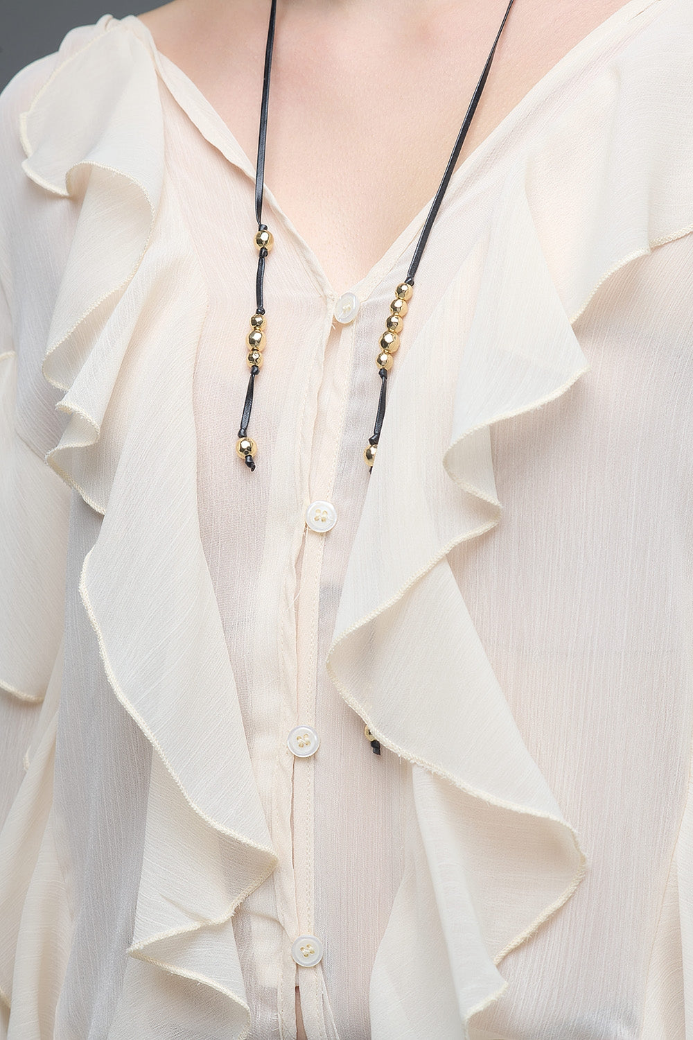 Blusa beige con cuello en V y volante integral