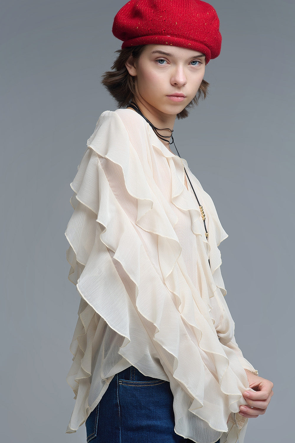 Q2 Blusa beige con cuello en V y volante integral