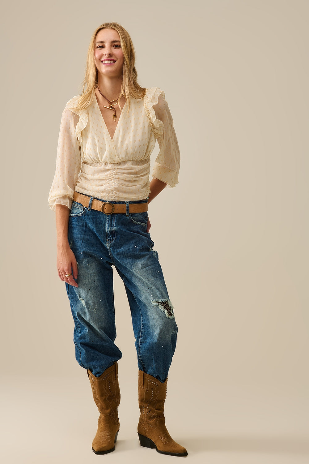 Blusa beige con lunares dorados y detalles de volantes