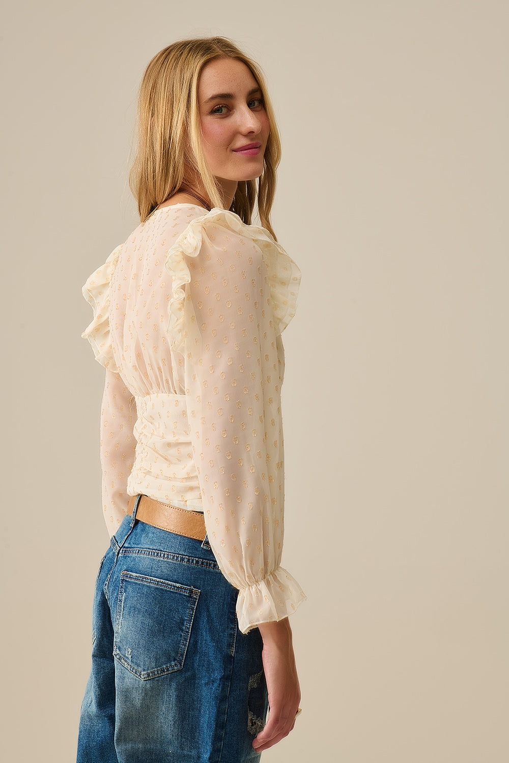 Blusa beige con lunares dorados y detalles de volantes