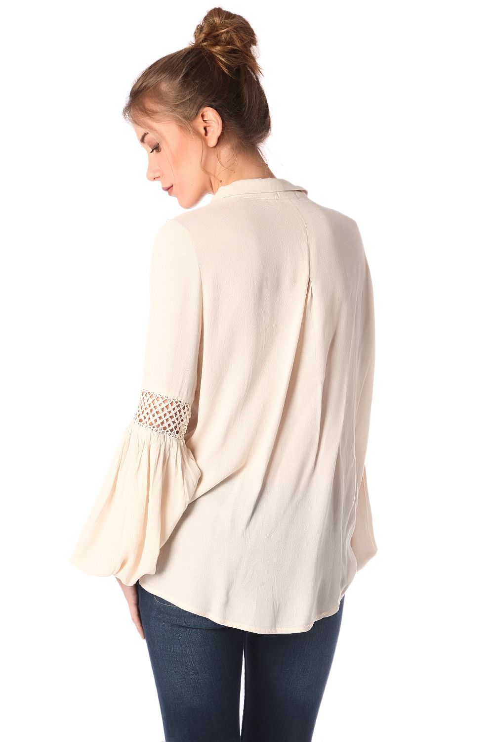 Blusa beige con parte delantera cruzada y detalle drapeado