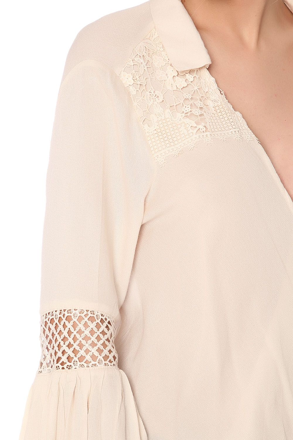 Blusa beige con parte delantera cruzada y detalle drapeado