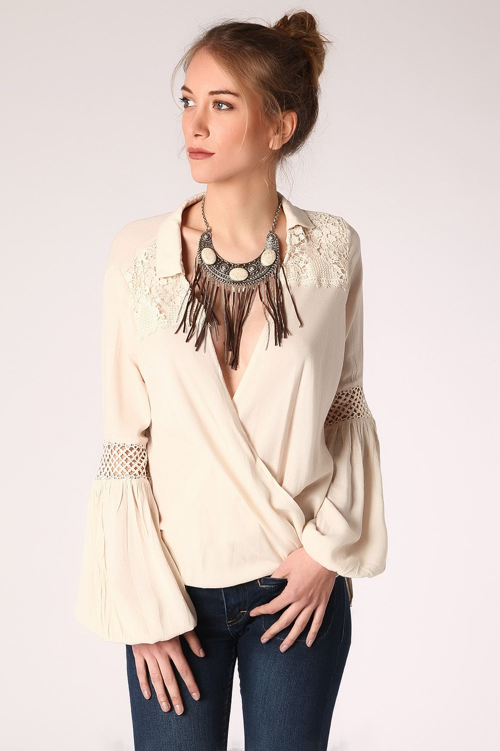 Blusa beige con parte delantera cruzada y detalle drapeado