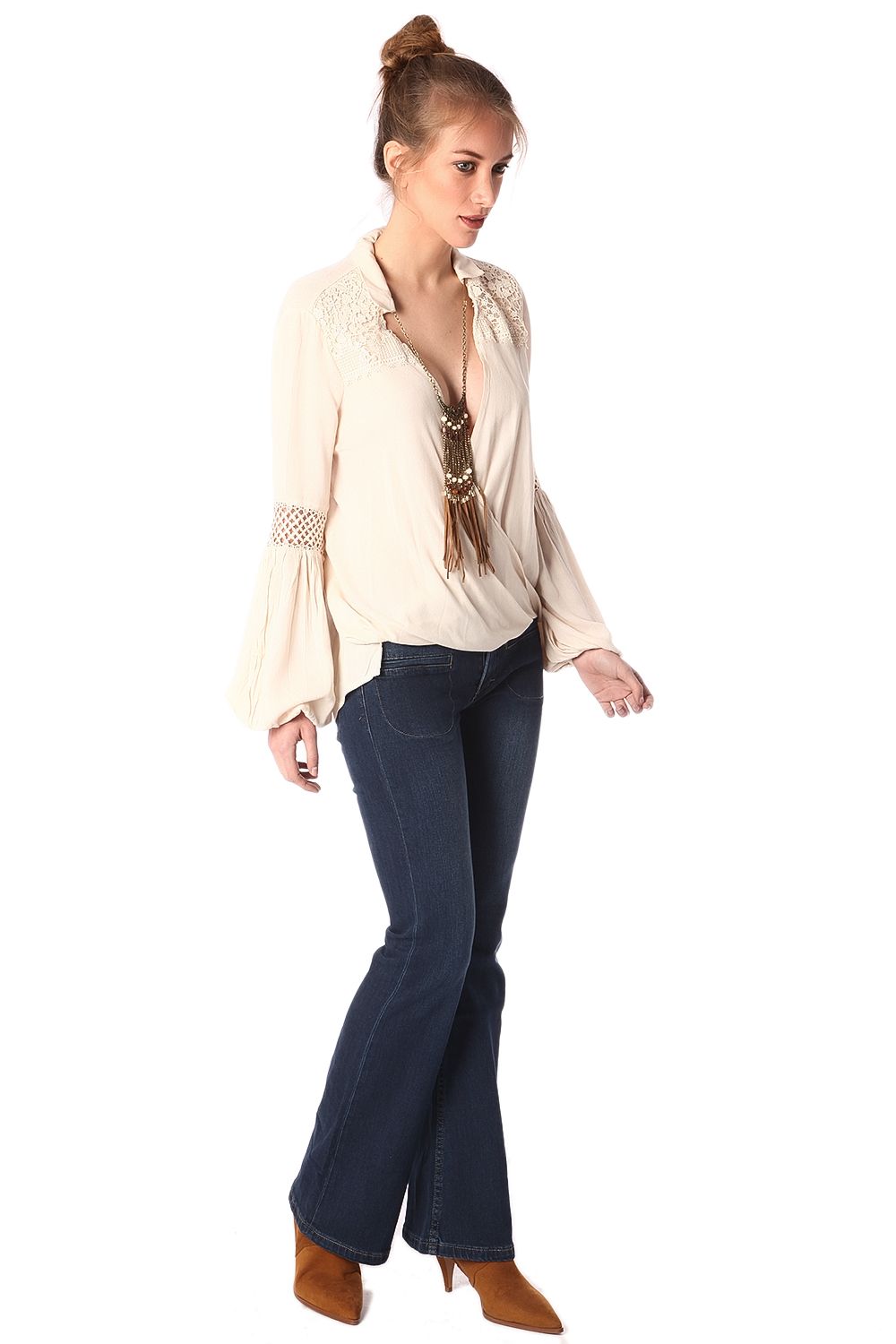 Blusa beige con parte delantera cruzada y detalle drapeado