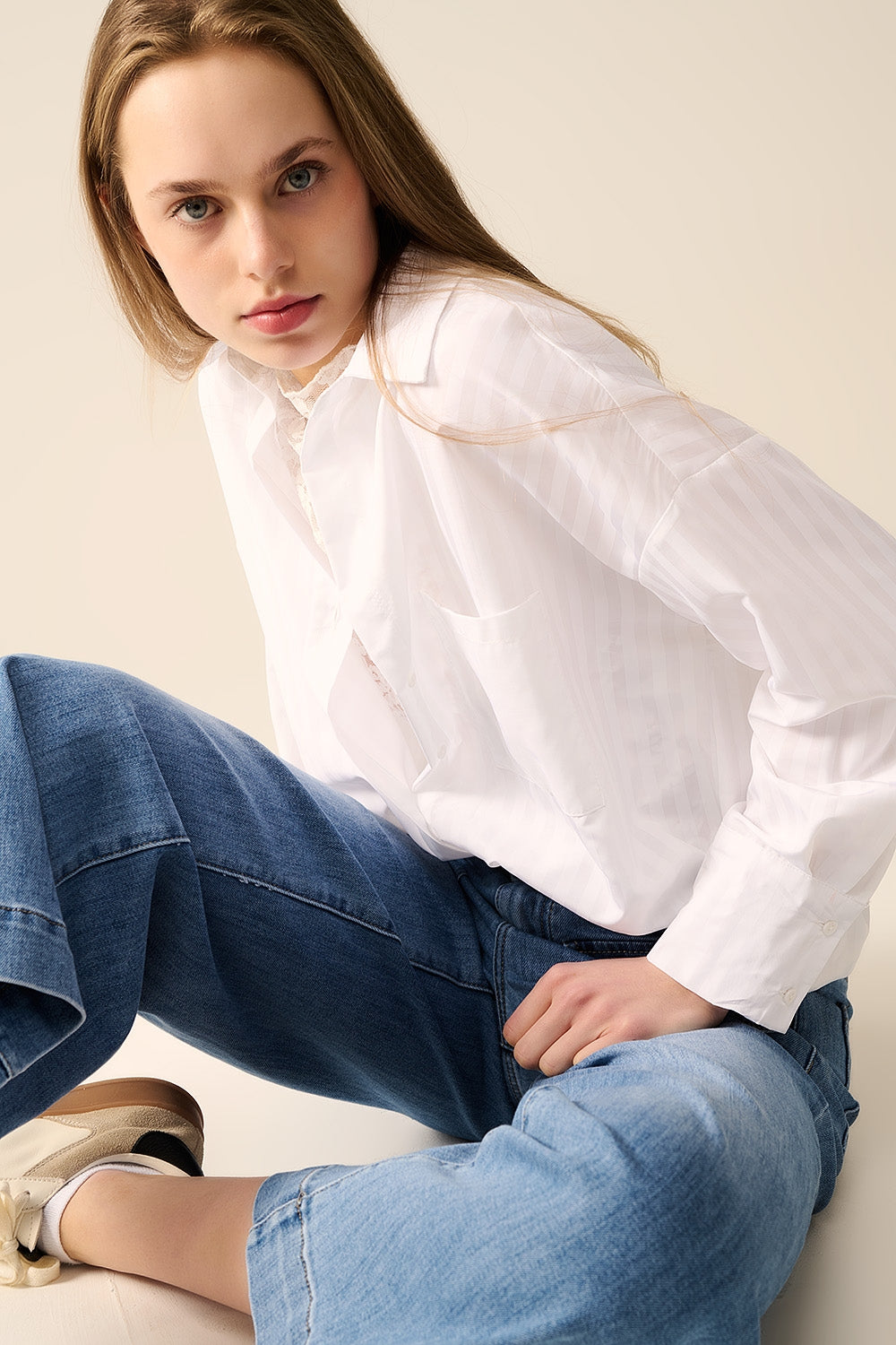 Q2 Blusa blanca a rayas relajada