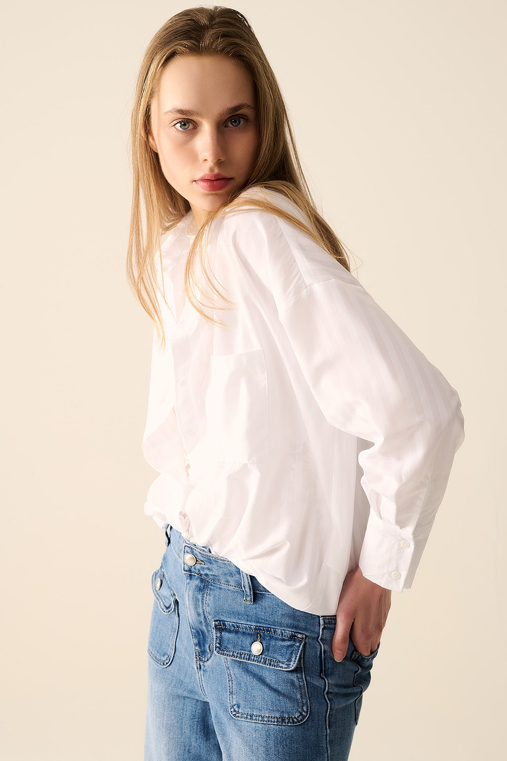 Blusa blanca a rayas relajada