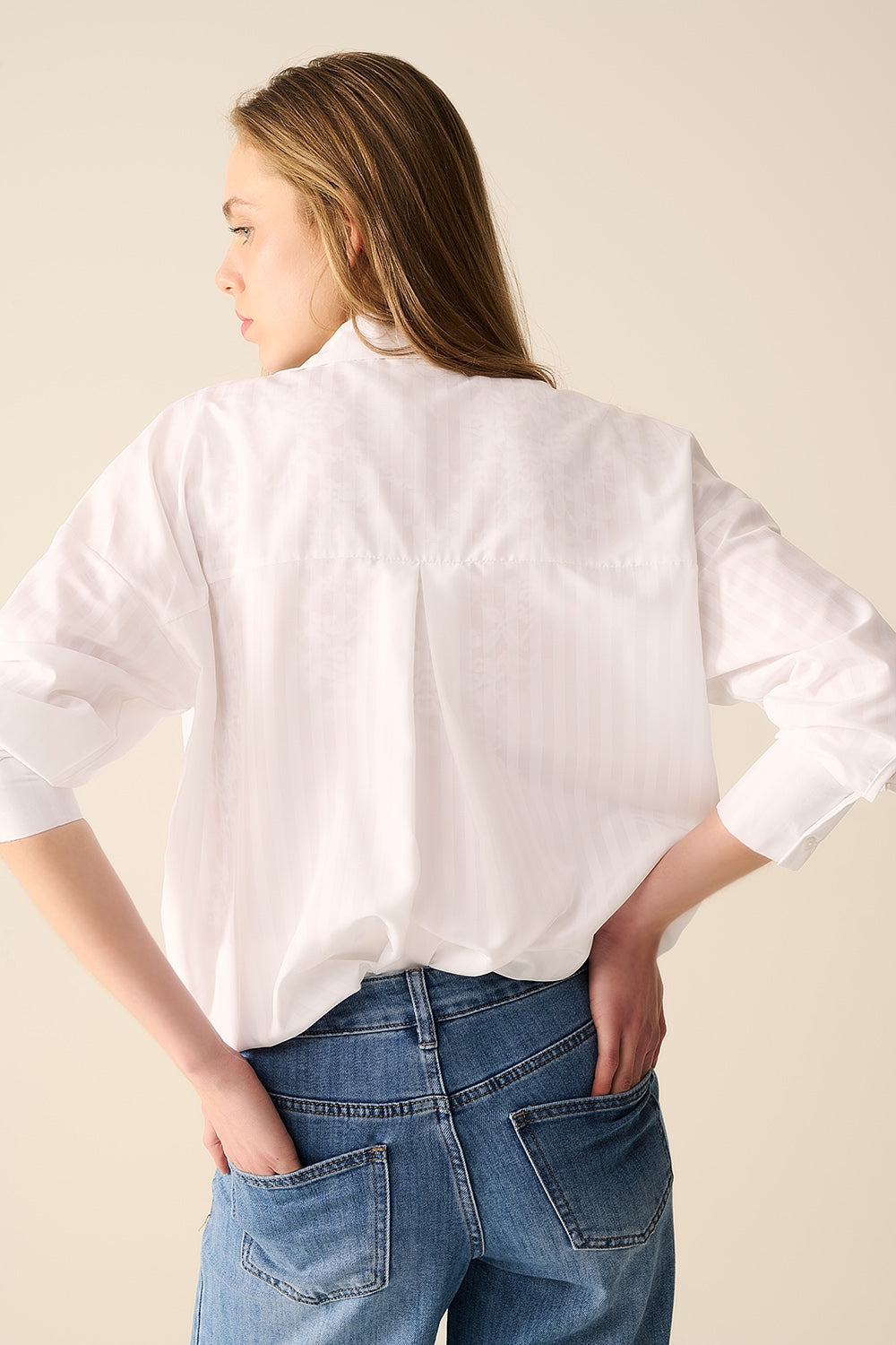 Blusa blanca a rayas relajada