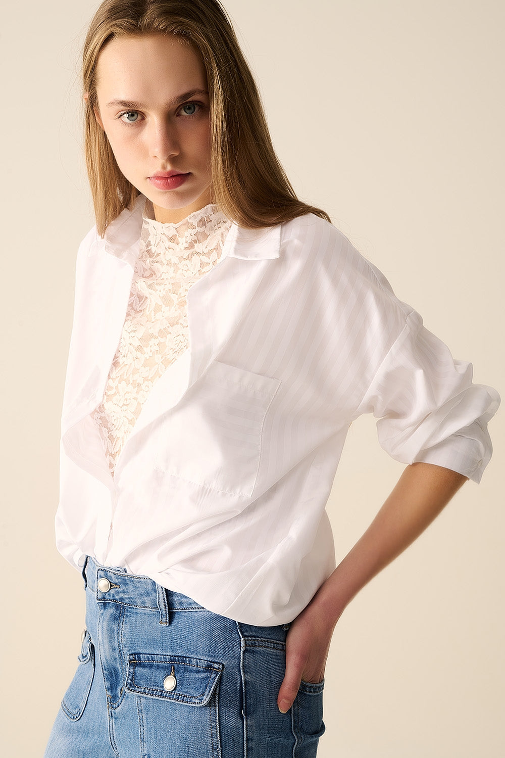 Blusa blanca a rayas relajada