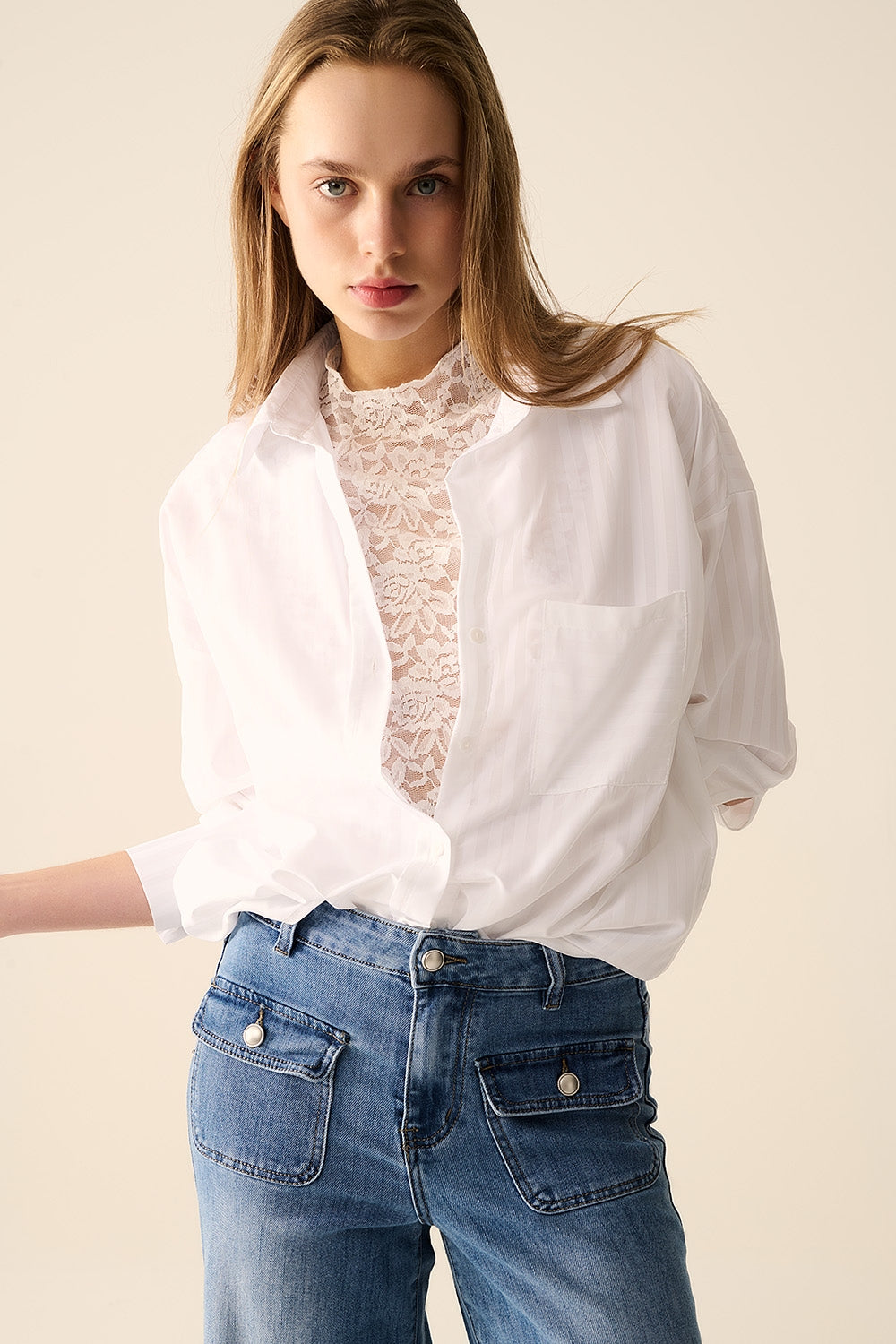 Blusa blanca a rayas relajada