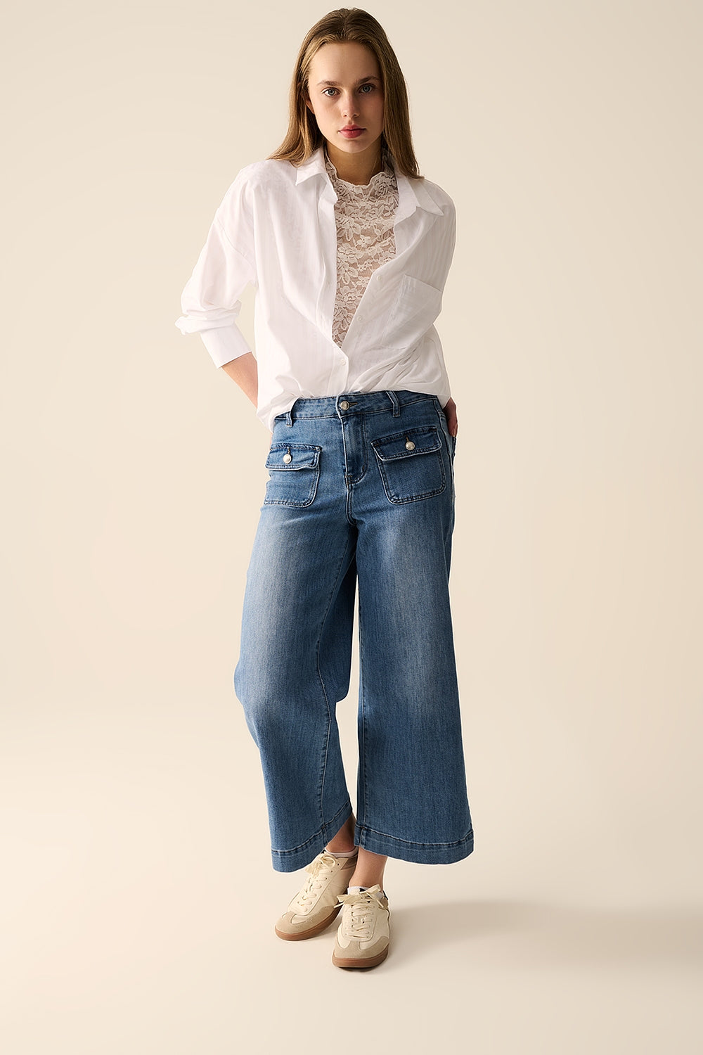 Blusa blanca a rayas relajada