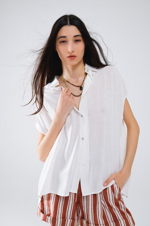 Blusa blanca abotonada con cuello polo