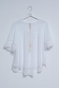 Q2 Blusa blanca con lazadas en la parte delantera y bordados