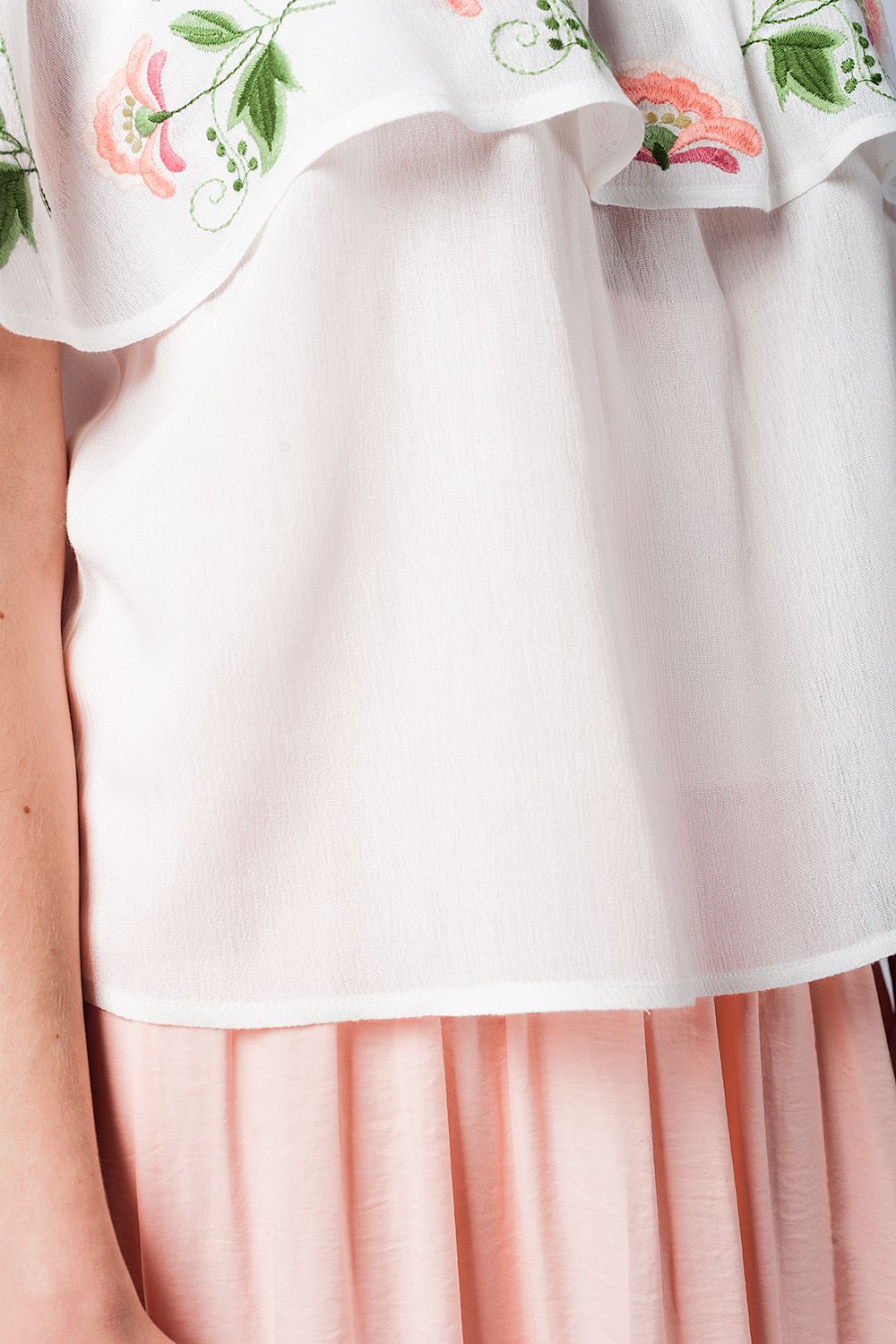 Blusa blanca con volante
