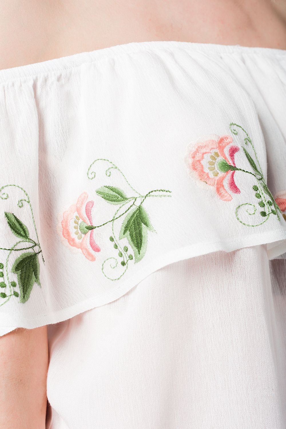 Blusa blanca con volante
