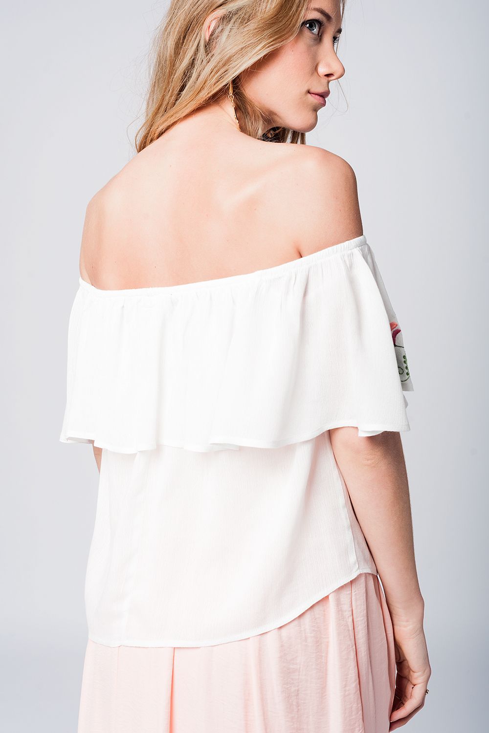 Blusa blanca con volante