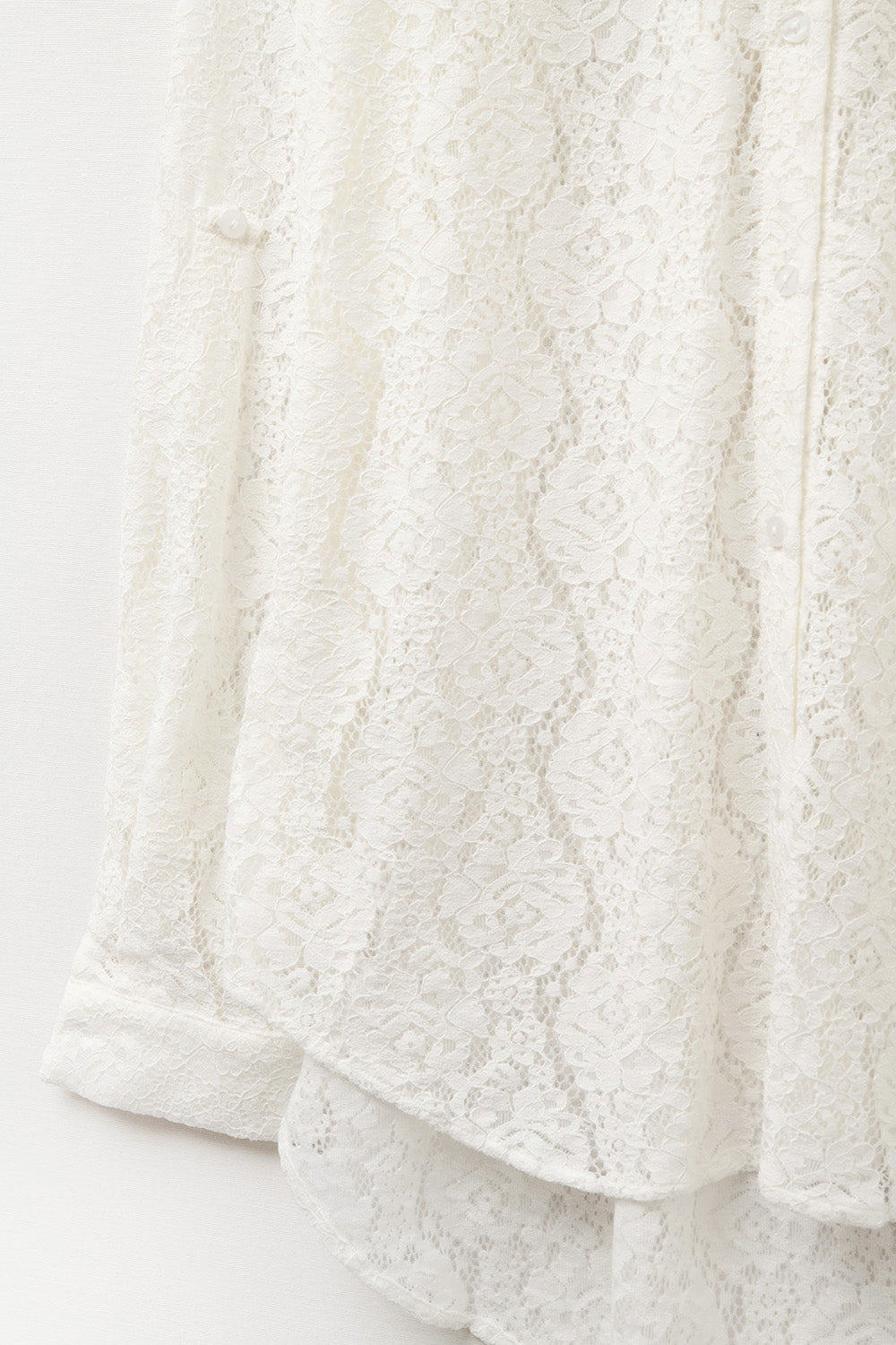 Blusa Blanca de Encaje con Botones y Dobladillo Alto-Bajo