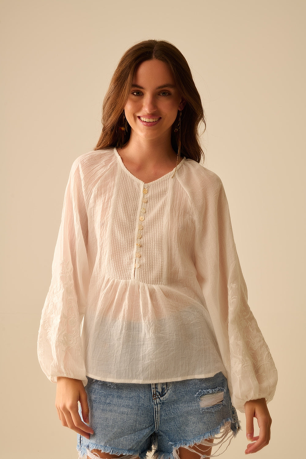 Q2 blusa blanca de gasa con bordados en las mangas