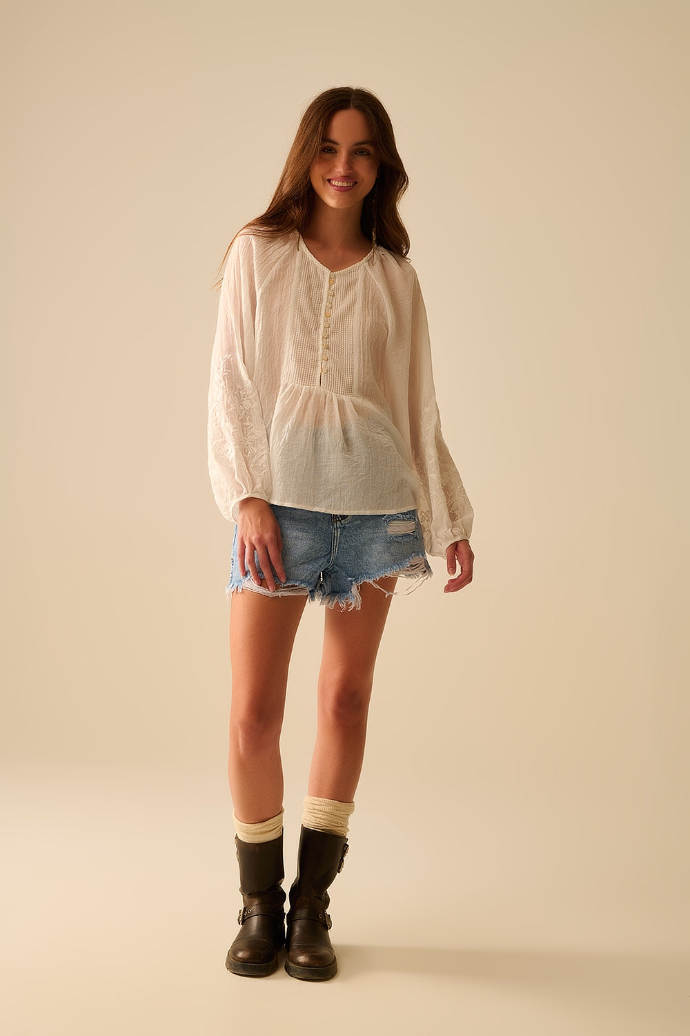 blusa blanca de gasa con bordados en las mangas