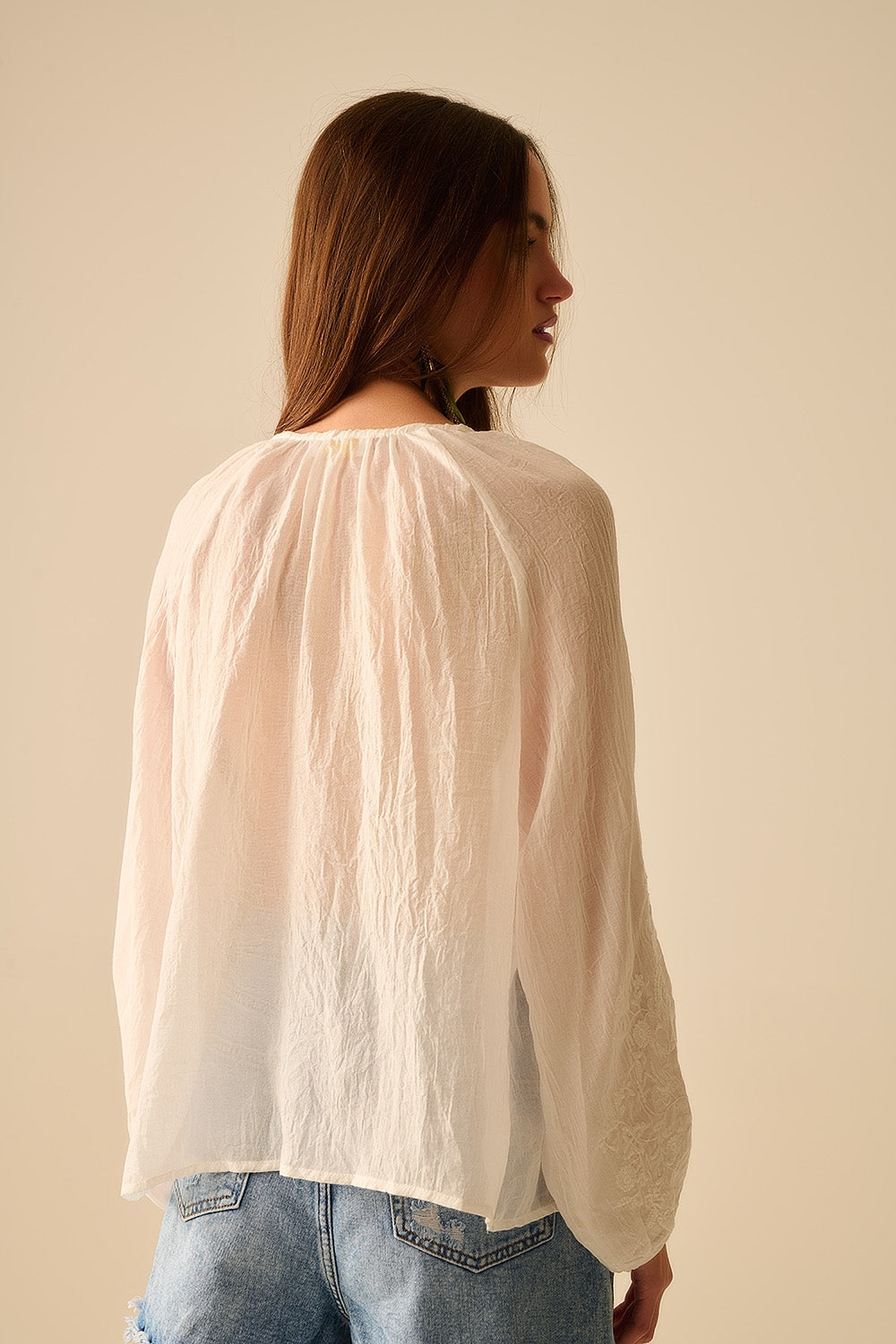 blusa blanca de gasa con bordados en las mangas