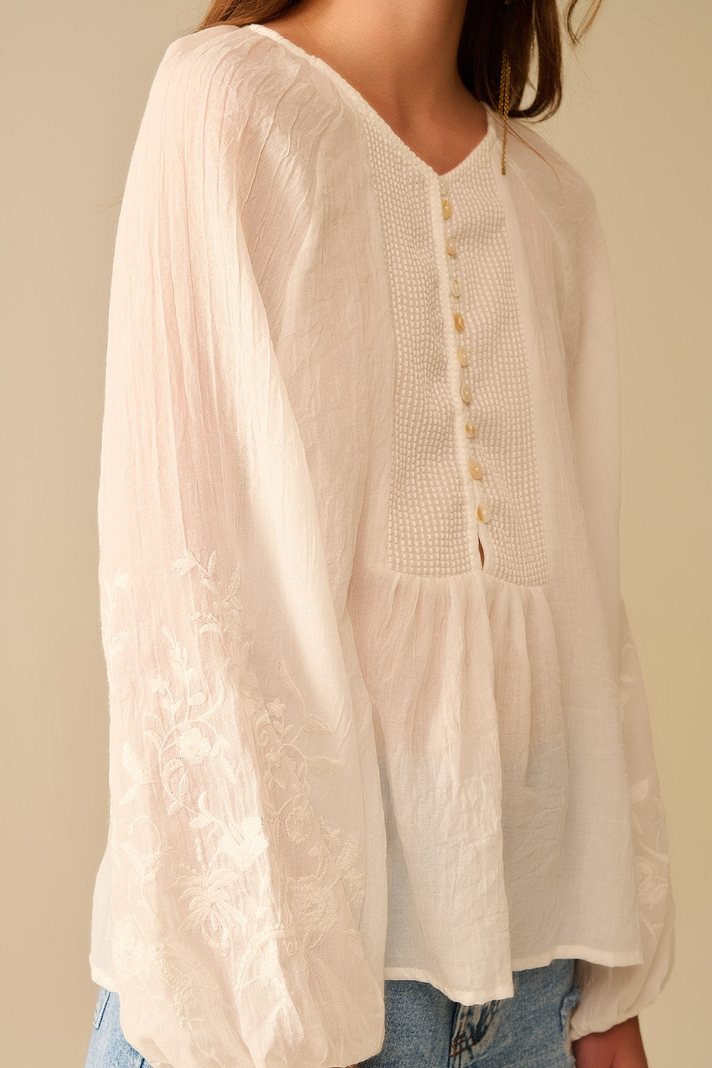 blusa blanca de gasa con bordados en las mangas