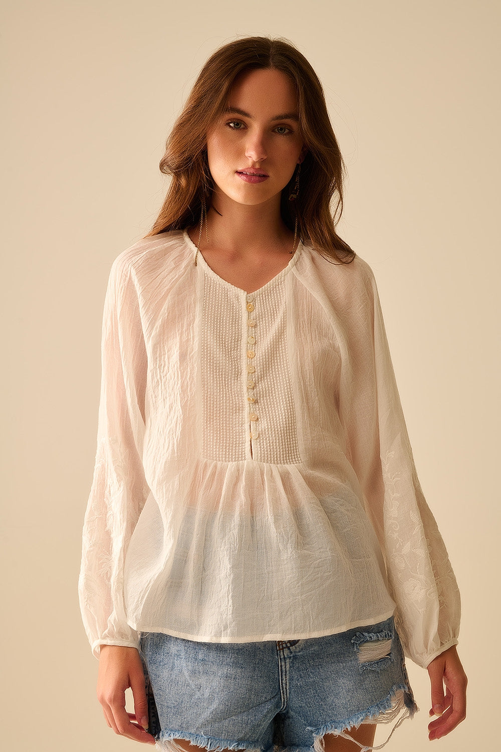 blusa blanca de gasa con bordados en las mangas