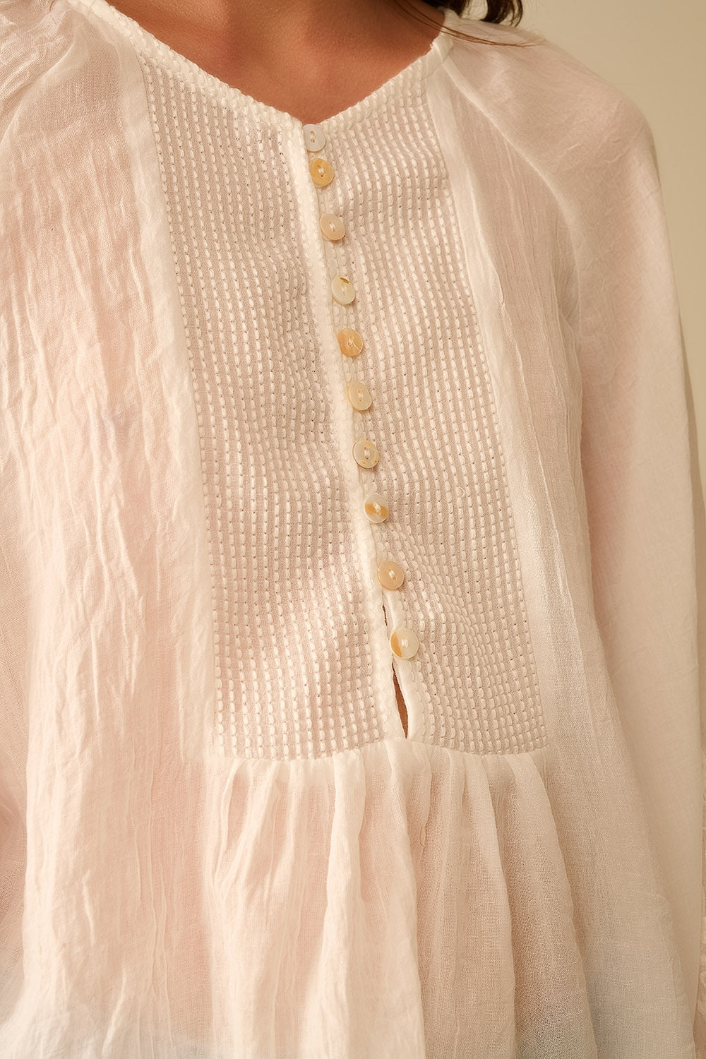 blusa blanca de gasa con bordados en las mangas