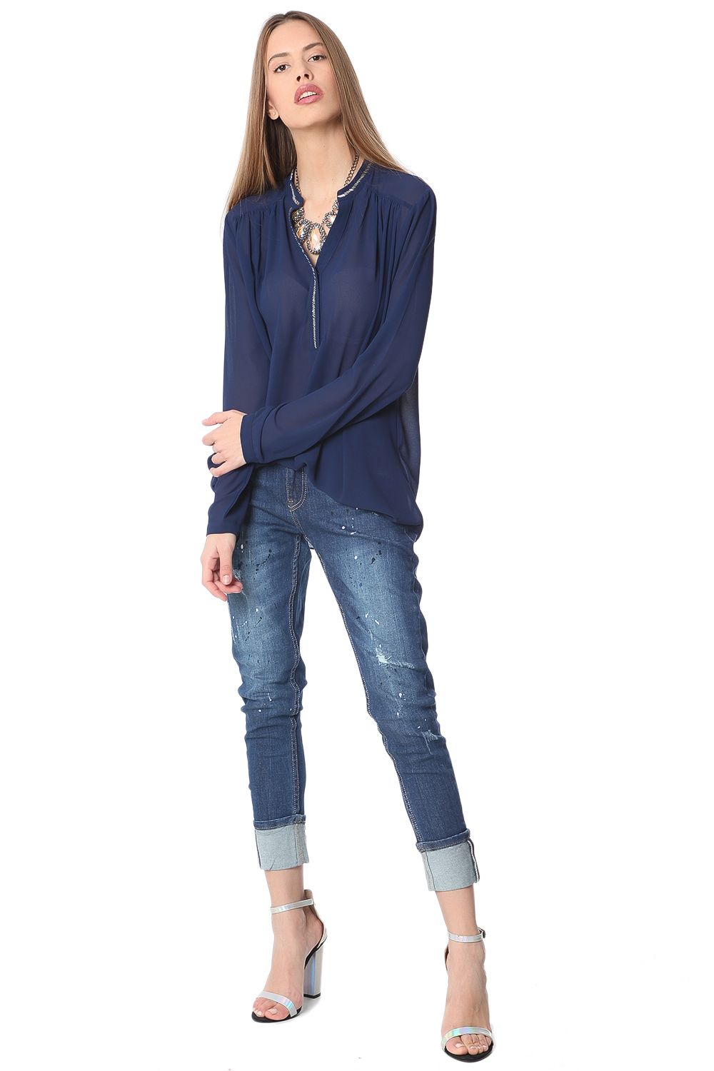 Blusa de chifón azul marino con adorno de cuentas plateadas