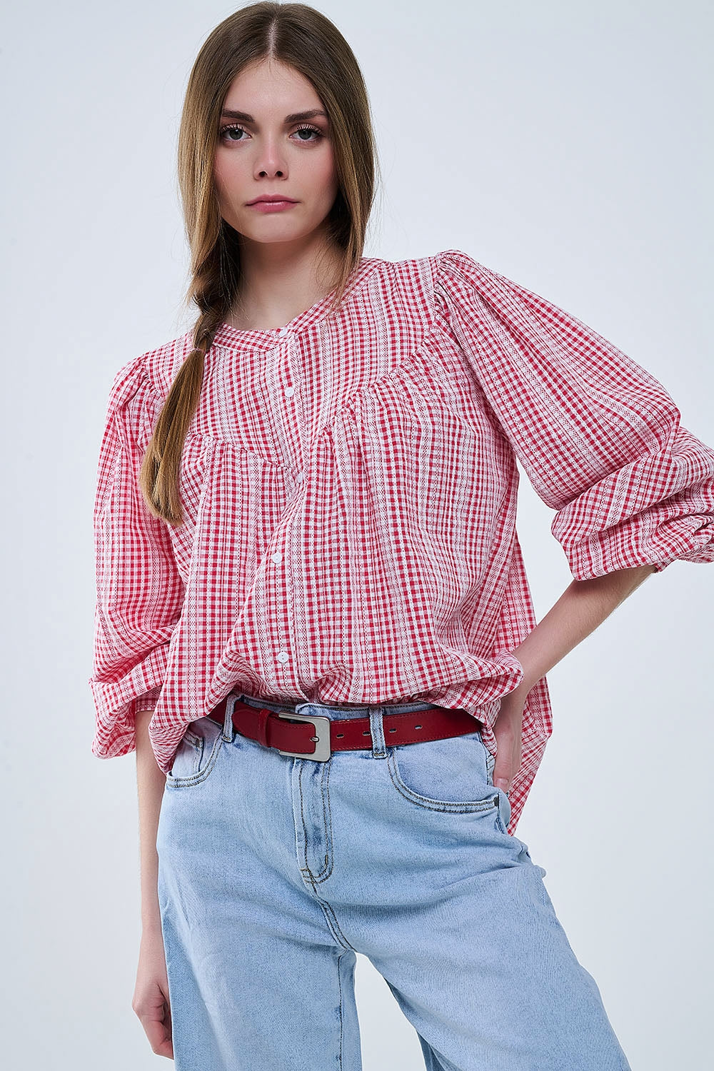 Blusa de cuadros rojos y blancos sin cuello y mangas anchas