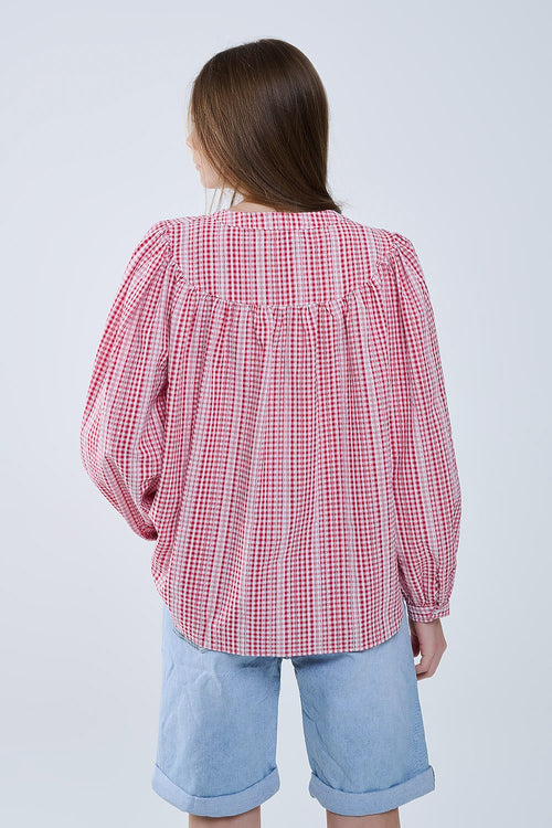 Blusa de cuadros rojos y blancos sin cuello y mangas anchas