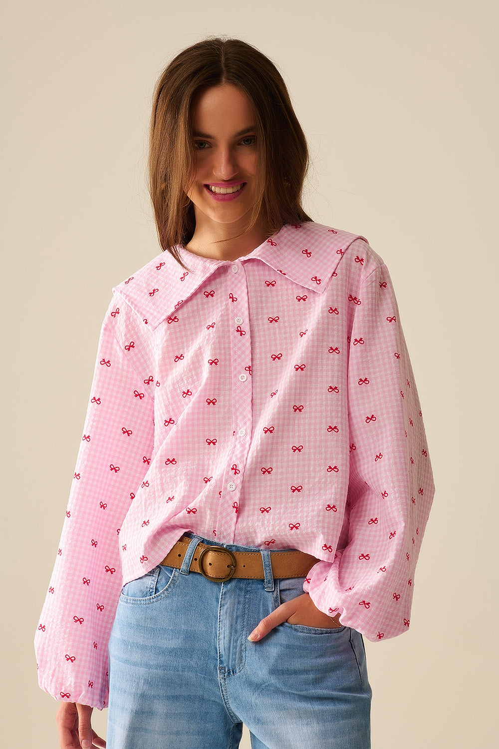 Q2 Blusa de Cuello Peter Pan de Gingham en Rosa con Estampado de Lazo