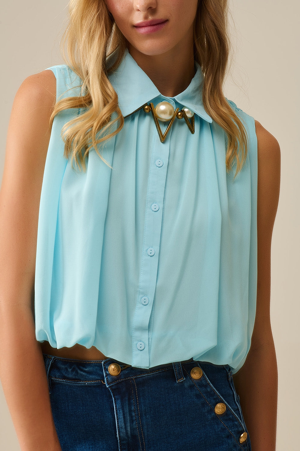 blusa de gasa azul bebé con pliegues en el bajo
